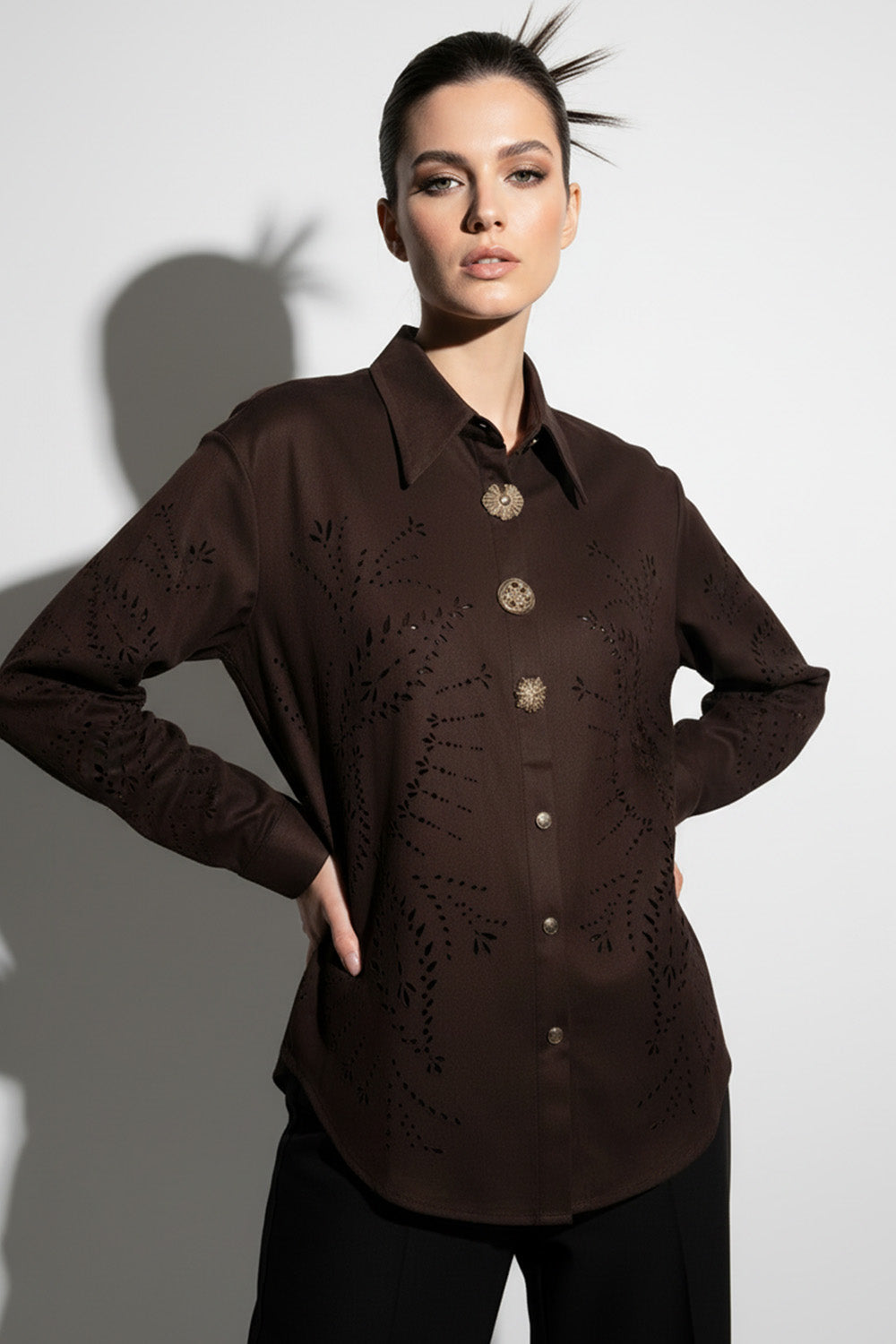 Καφέ πουκάμισο με laser cut μοτίβα και χρυσαφί κουμπιά σε άνετη γραμμή.