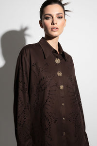 Καφέ πουκάμισο με laser cut μοτίβα και χρυσαφί κουμπιά σε άνετη γραμμή.