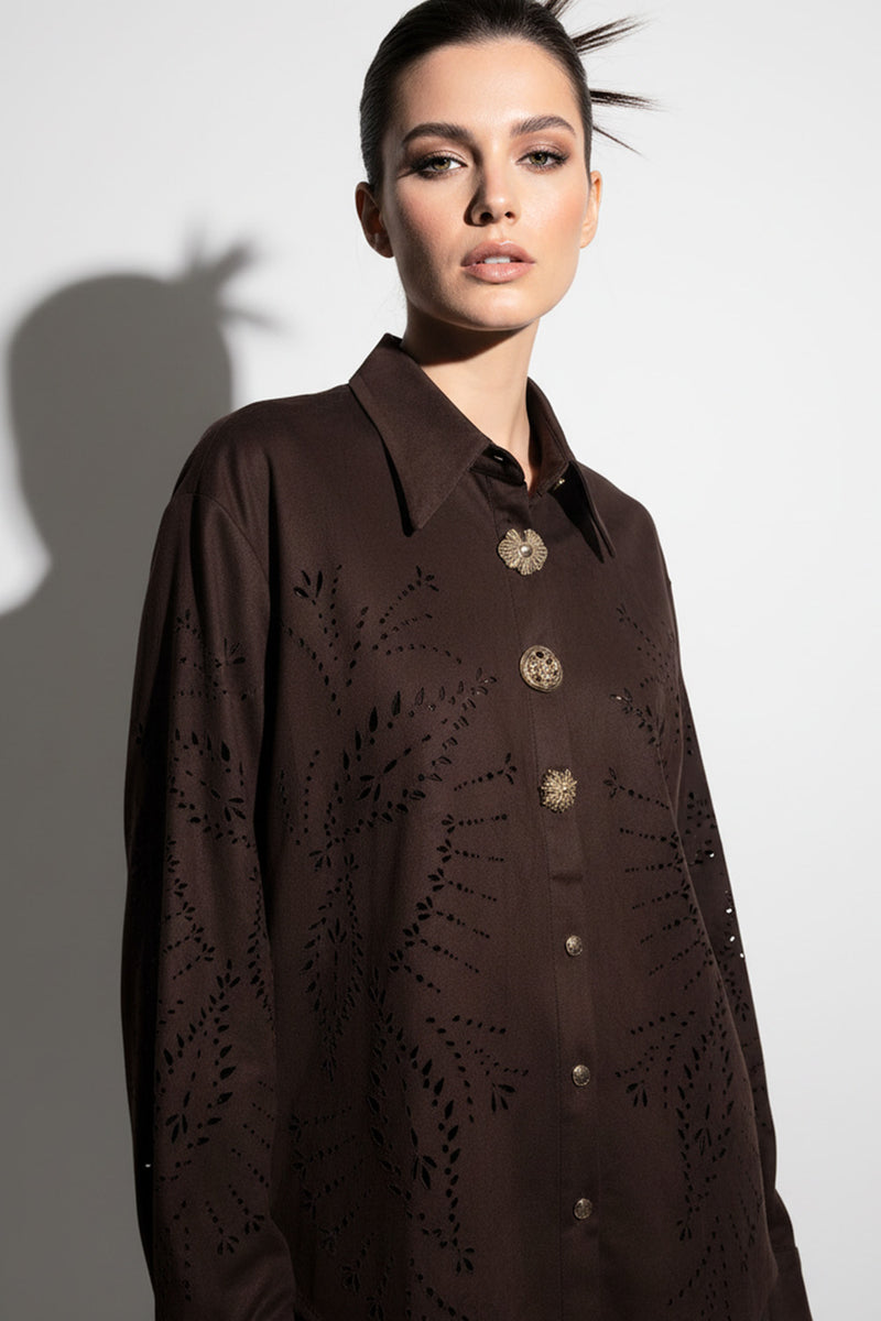 Καφέ πουκάμισο με laser cut μοτίβα και χρυσαφί κουμπιά σε άνετη γραμμή.