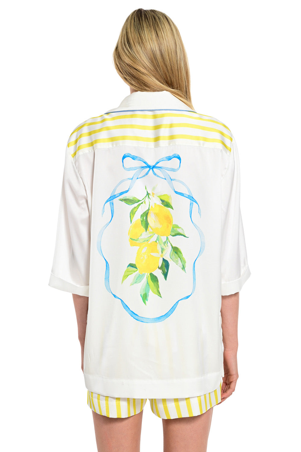 Λευκό γυναικείο πουκάμισο Lemon Breeze με print λεμονιών στην πλάτη, γαλάζιες λεπτομέρειες και διακοσμητικό κόσμημα στην τσέπη.