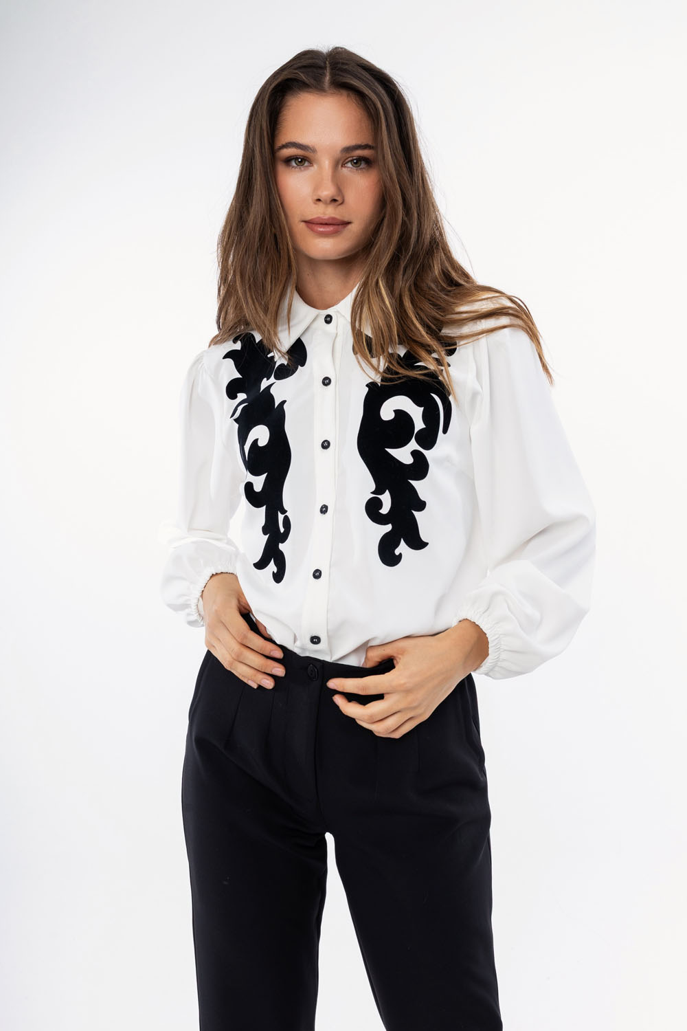 Λευκό πουκάμισο με μαύρο σχέδιο λαχούρι και κουμπιά μπροστά – Ellisargi Boutique