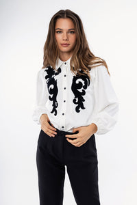Λευκό πουκάμισο με μαύρο σχέδιο λαχούρι και κουμπιά μπροστά – Ellisargi Boutique