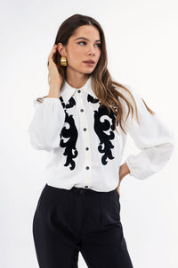 Λευκό πουκάμισο με μαύρο σχέδιο λαχούρι και κουμπιά μπροστά – Ellisargi Boutique