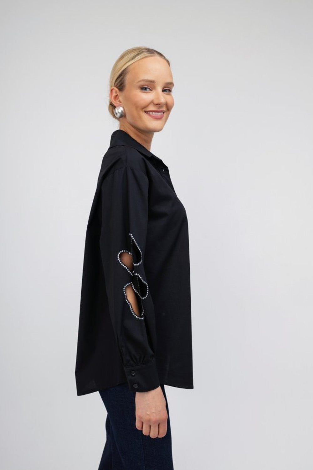 Μαύρο γυναικείο πουκάμισο με μακριά μανίκια και διακοσμητικά ανοίγματα, σε ίσια γραμμή.