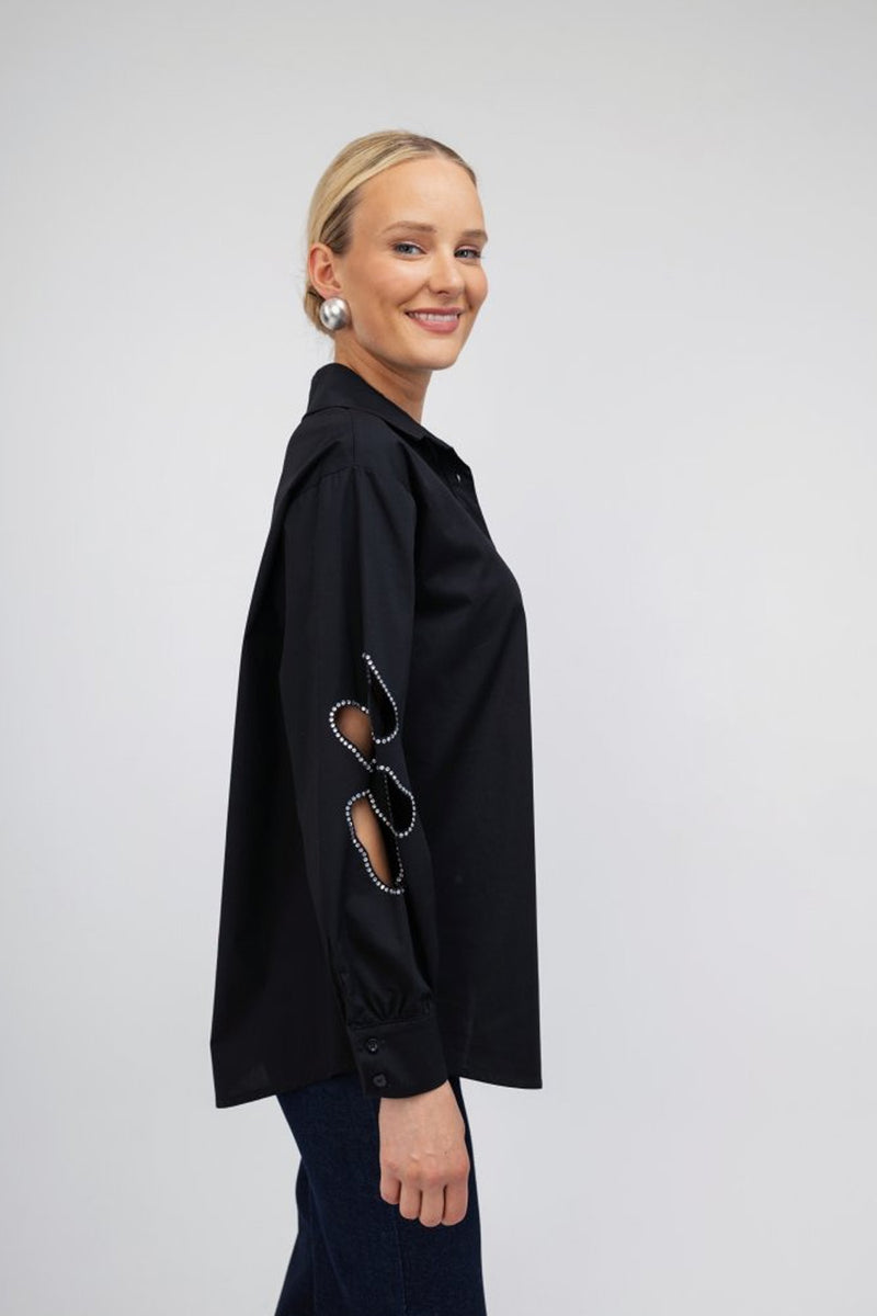 Μαύρο γυναικείο πουκάμισο με μακριά μανίκια και διακοσμητικά ανοίγματα, σε ίσια γραμμή.