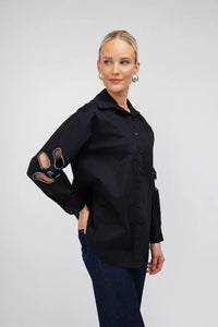 Μαύρο γυναικείο πουκάμισο με μακριά μανίκια και διακοσμητικά ανοίγματα, σε ίσια γραμμή.