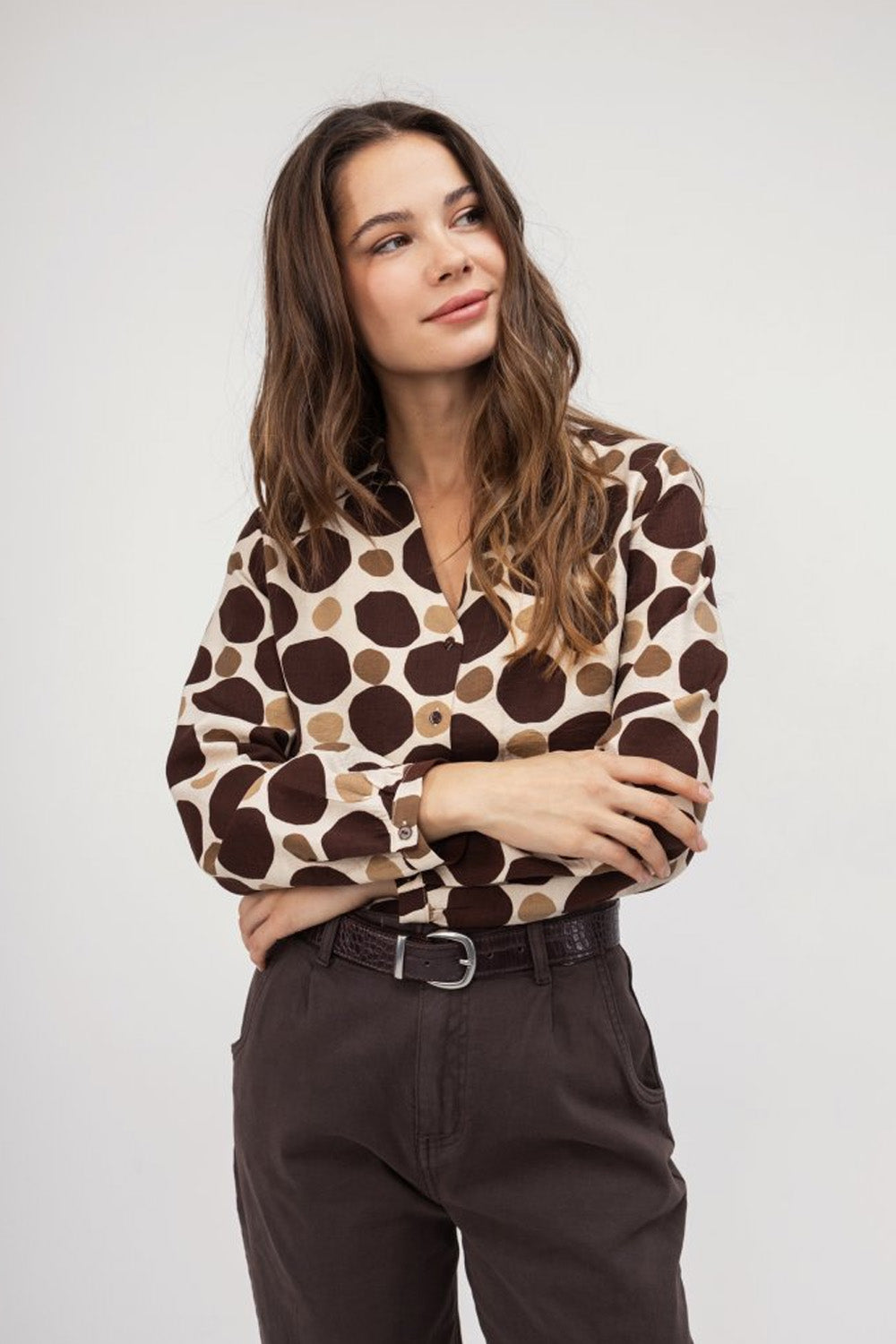 Πουκάμισο μπεζ με καφέ κυκλικά σχέδια, μακριά μανίκια και κλείσιμο με κουμπιά σε άνετη γραμμή από την Ellisargi Boutique