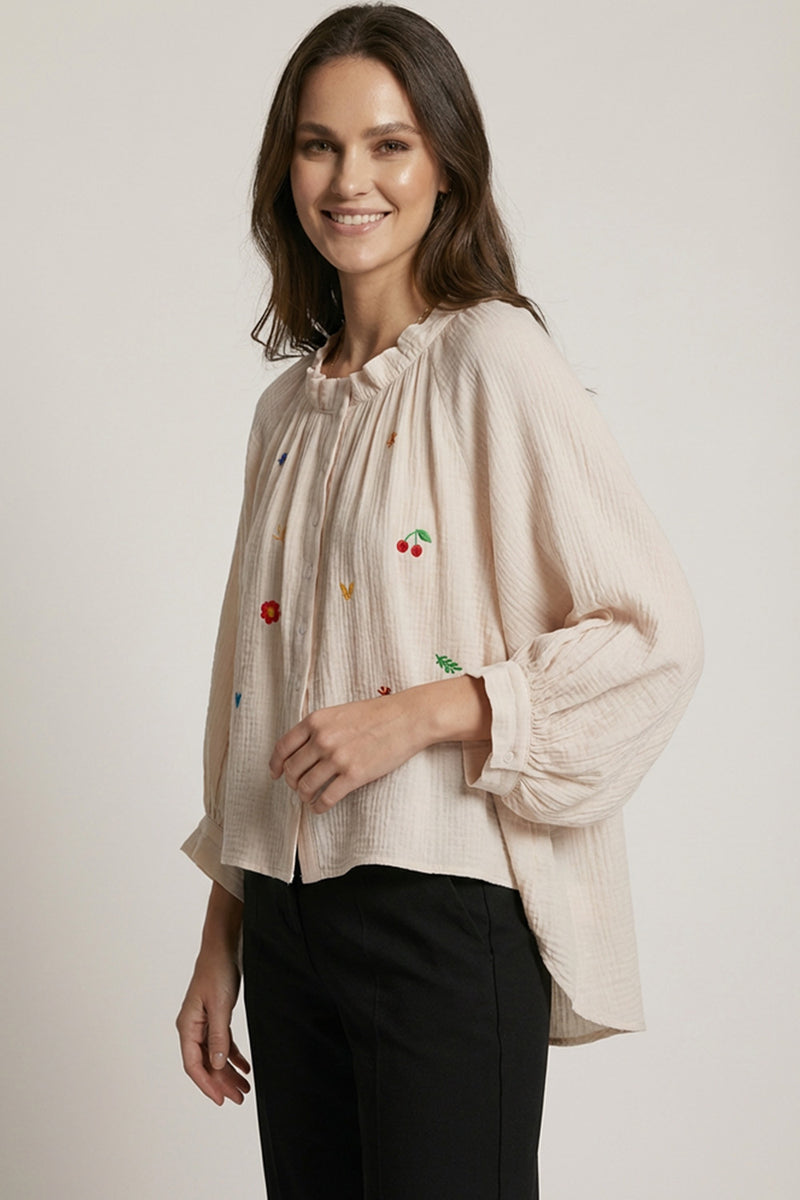 Μπεζ πουκάμισο με πολύχρωμα κεντήματα και balloon μανίκια σε άνετη γραμμή
