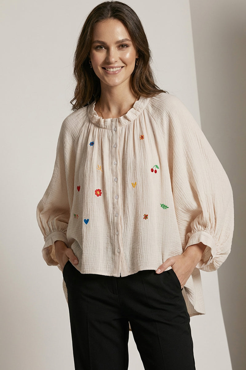Μπεζ πουκάμισο με πολύχρωμα κεντήματα και balloon μανίκια σε άνετη γραμμή