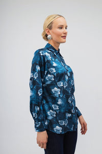 Γυναικείο μπλε floral πουκάμισο με μακριά μανίκια και κλασικό γιακά σε ίσια γραμμή.