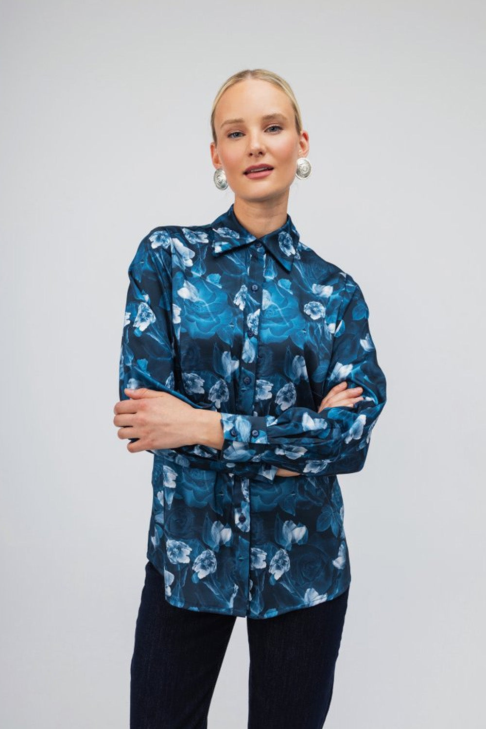 Γυναικείο μπλε floral πουκάμισο με μακριά μανίκια και κλασικό γιακά σε ίσια γραμμή.