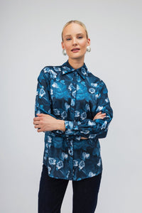 Γυναικείο μπλε floral πουκάμισο με μακριά μανίκια και κλασικό γιακά σε ίσια γραμμή.