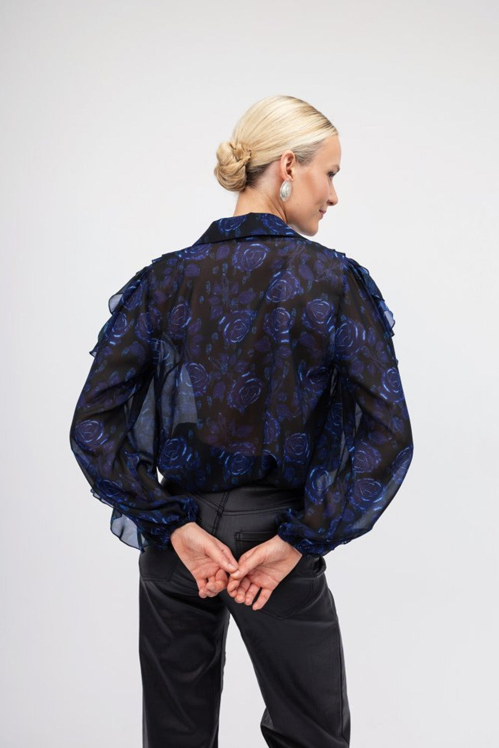 Πουκάμισο μαύρο με μπλε τριαντάφυλλα και βολάν, διάφανο ύφασμα, balloon μανίκια