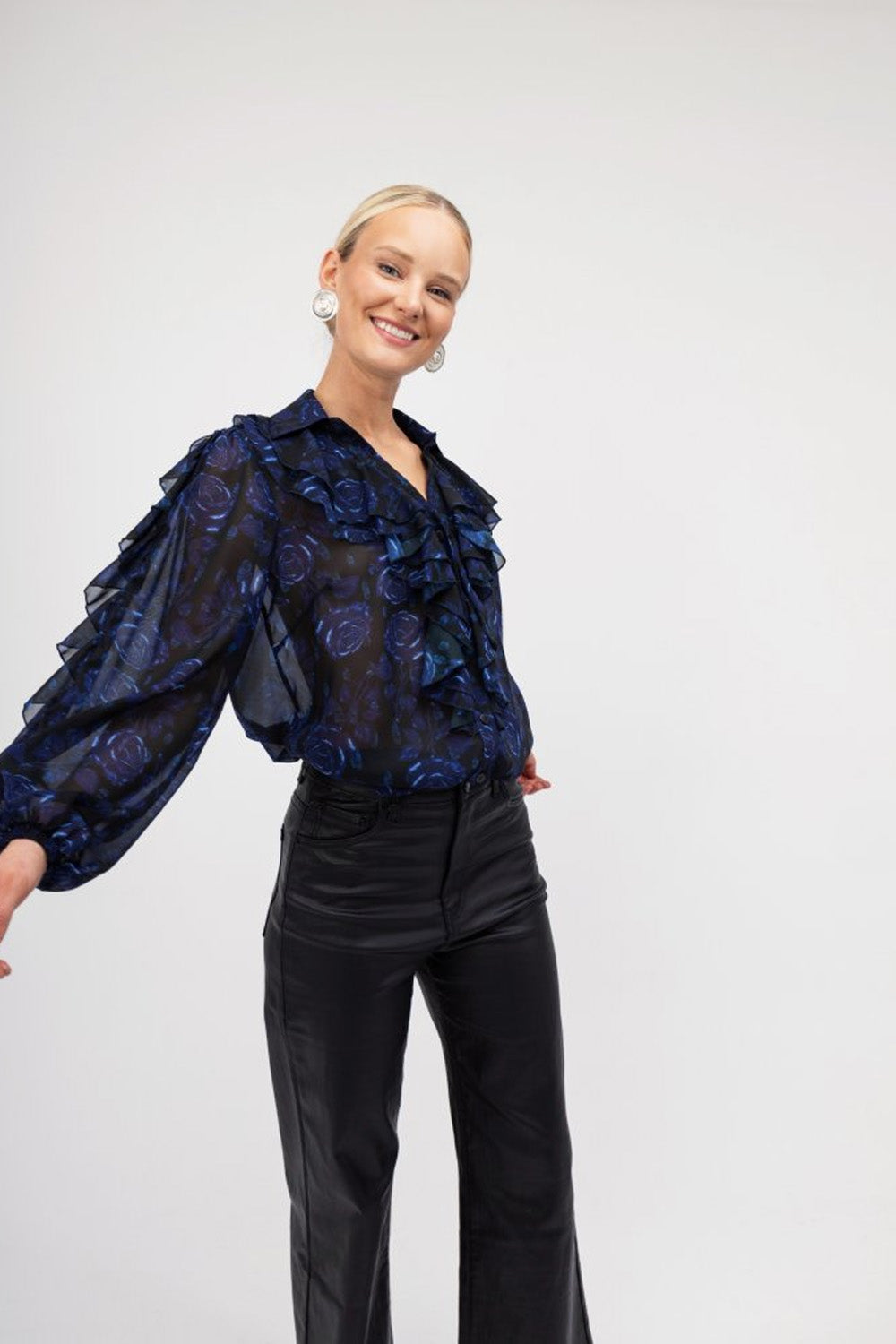 Πουκάμισο μαύρο με μπλε τριαντάφυλλα και βολάν, διάφανο ύφασμα, balloon μανίκια