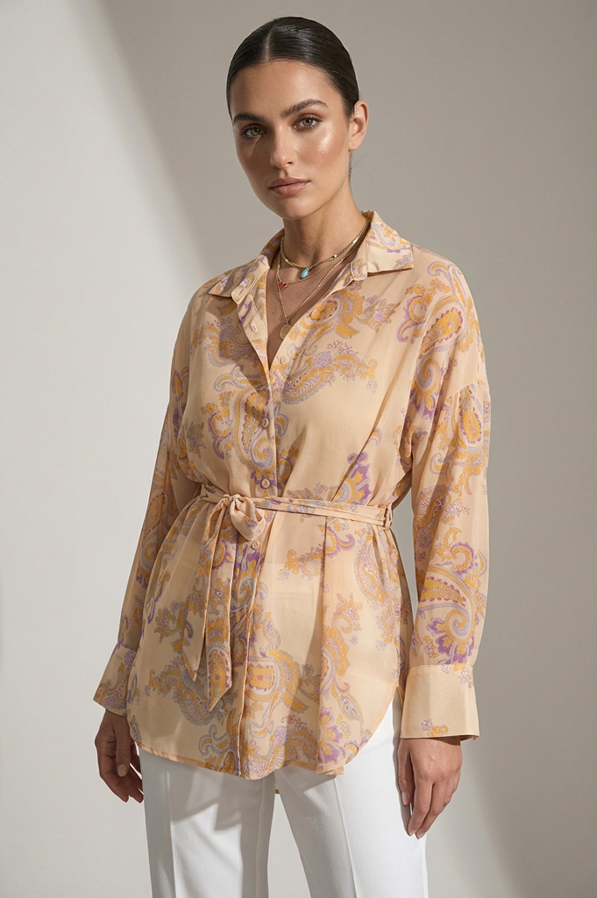 Γυναικείο πουκάμισο σε απαλό ροδακινί με paisley σχέδιο και ζώνη στη μέση