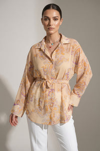 Γυναικείο πουκάμισο σε απαλό ροδακινί με paisley σχέδιο και ζώνη στη μέση