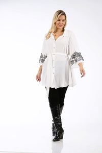 Λευκό plus size πουκάμισο με ζώνη και μαύρα κεντήματα στα μανίκια