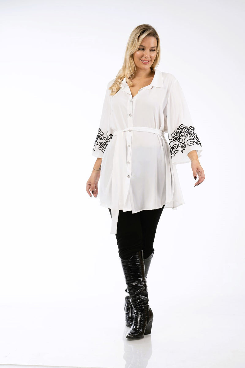 Λευκό plus size πουκάμισο με ζώνη και μαύρα κεντήματα στα μανίκια