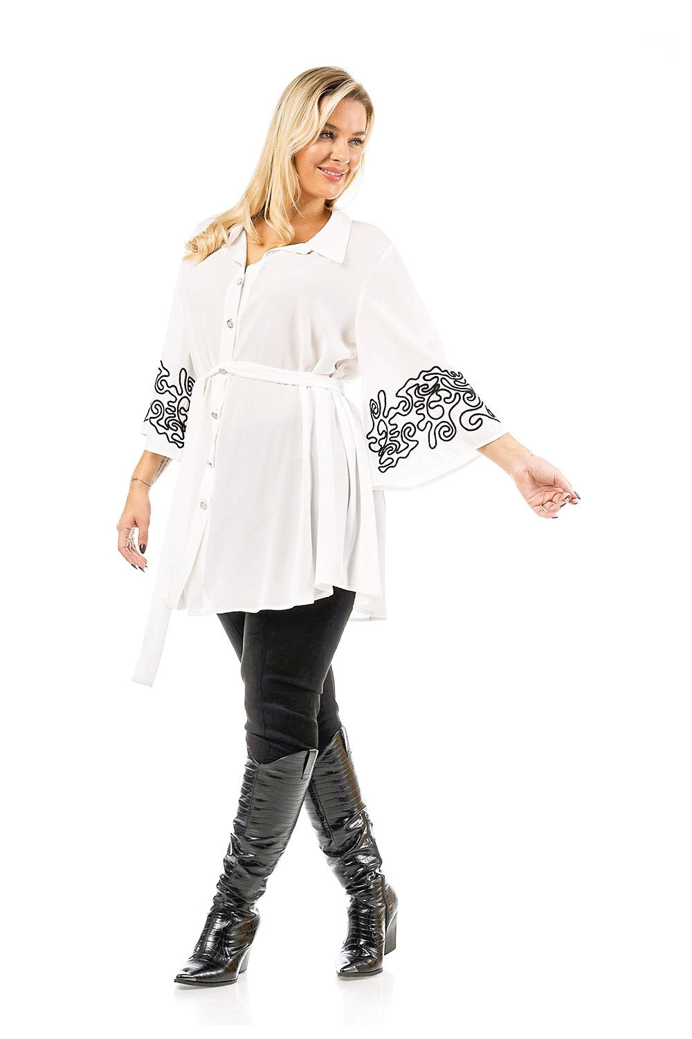Λευκό plus size πουκάμισο με ζώνη και μαύρα κεντήματα στα μανίκια