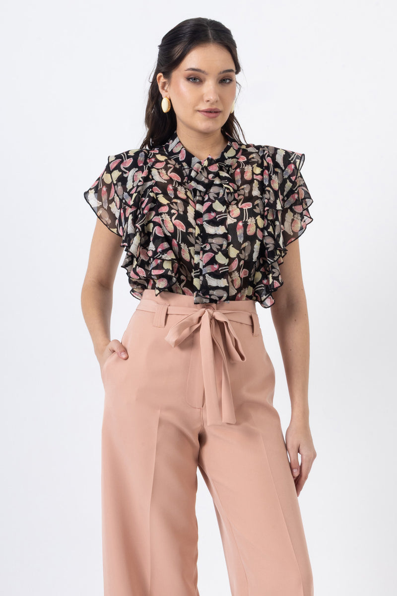 μαύρο πουκάμισο με πολύχρωμο print, βολάν και δέσιμο στον λαιμό σε συνδυασμό με ψηλόμεσο παντελόνι