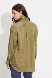 Rige oversized khaki poukamiso me makria manikia kai koumpia, gynaikeio casual look