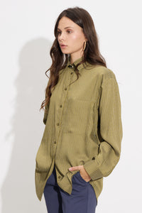 Rige oversized khaki poukamiso me makria manikia kai koumpia, gynaikeio casual look