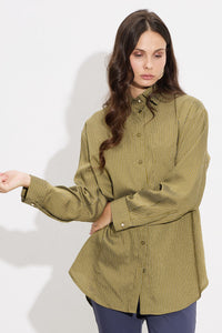 Rige oversized khaki poukamiso me makria manikia kai koumpia, gynaikeio casual look