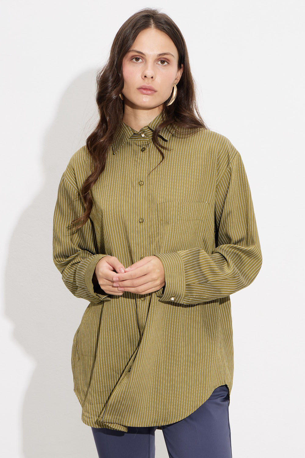 Rige oversized khaki poukamiso me makria manikia kai koumpia, gynaikeio casual look