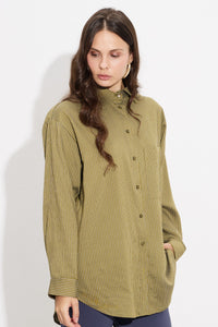 Rige oversized khaki poukamiso me makria manikia kai koumpia, gynaikeio casual look