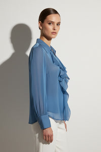 Γυναικείο μπλε ραφ πουκάμισο σιφόν με βολάν και κλασικό γιακά, αέρινη γραμμή, φορεμένο σε μοντέλο