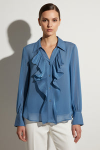 Γυναικείο μπλε ραφ πουκάμισο σιφόν με βολάν και κλασικό γιακά, αέρινη γραμμή, φορεμένο σε μοντέλο