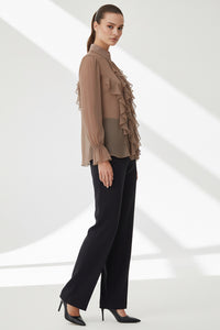 Γυναικείο καφέ πουκάμισο σιφόν με βολάν και γιακά μάο, αέρινη γραμμή, φορεμένο σε μοντέλο