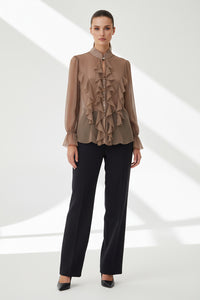 Γυναικείο καφέ πουκάμισο σιφόν με βολάν και γιακά μάο, αέρινη γραμμή, φορεμένο σε μοντέλο