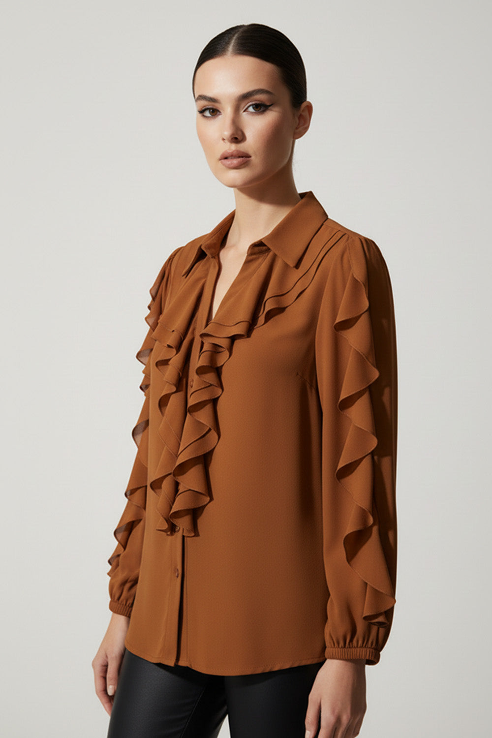 Γυναικείο ταμπά πουκάμισο σιφόν με βολάν και κλασικό γιακά, άνετη γραμμή, φορεμένο σε μοντέλο