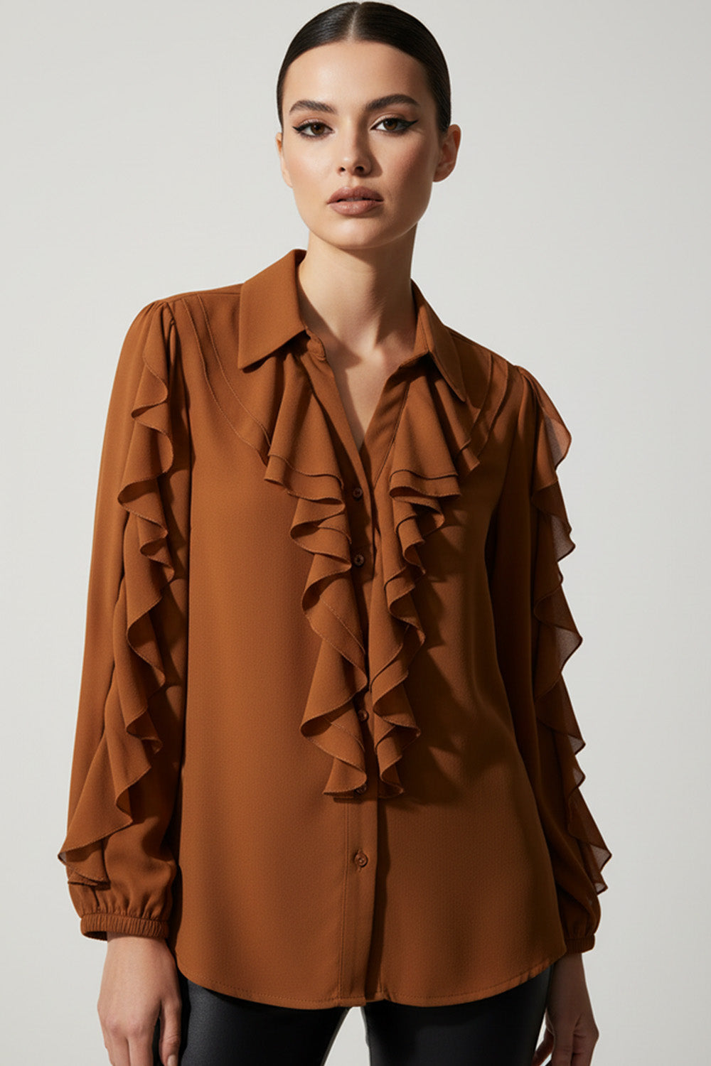 Γυναικείο ταμπά πουκάμισο σιφόν με βολάν και κλασικό γιακά, άνετη γραμμή, φορεμένο σε μοντέλο