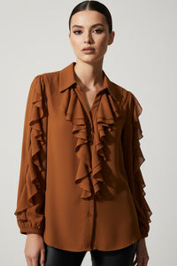 Γυναικείο ταμπά πουκάμισο σιφόν με βολάν και κλασικό γιακά, άνετη γραμμή, φορεμένο σε μοντέλο