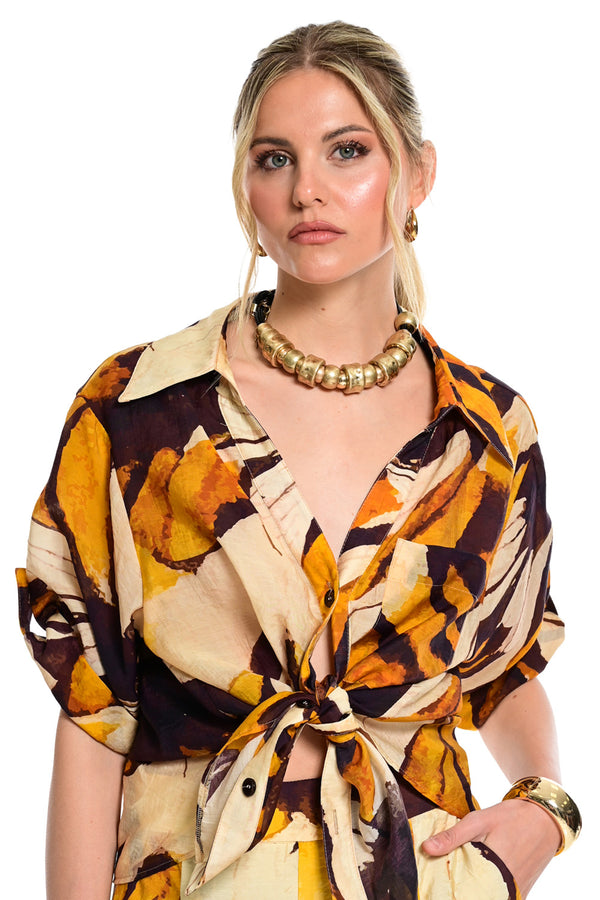 Γυναικείο πουκάμισο Tropic Leaf με tropical print σε εκρού καφέ και ώχρα αποχρώσεις με κοντό μανίκι και γιακά.
