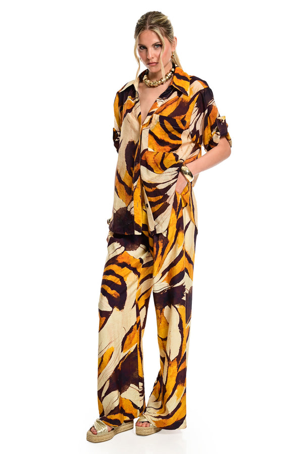  Γυναικείο πουκάμισο Tropic Leaf με tropical print σε εκρού καφέ και ώχρα αποχρώσεις με κοντό μανίκι και γιακά.