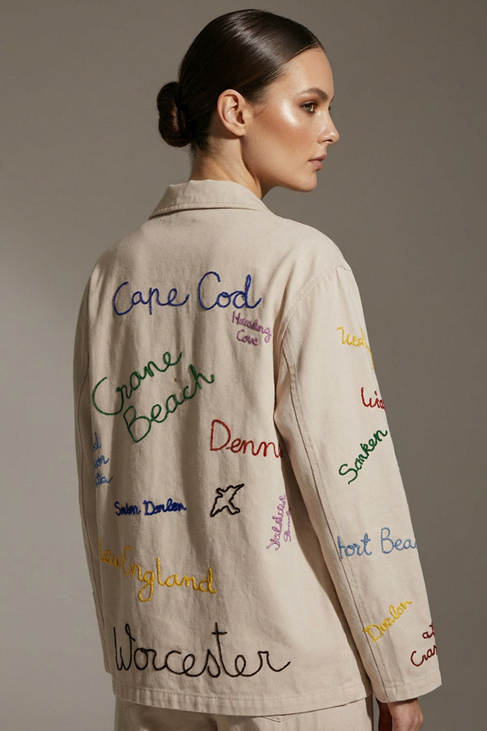 Μπεζ πουκάμισο ζακέτα με πολύχρωμο κεντημένο σχέδιο και κουμπιά, φορεμένο σε μοντέλο, άνετη γραμμή