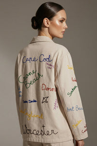 Μπεζ πουκάμισο ζακέτα με πολύχρωμο κεντημένο σχέδιο και κουμπιά, φορεμένο σε μοντέλο, άνετη γραμμή