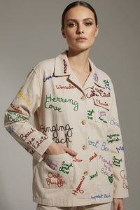 Μπεζ πουκάμισο ζακέτα με πολύχρωμο κεντημένο σχέδιο και κουμπιά, φορεμένο σε μοντέλο, άνετη γραμμή
