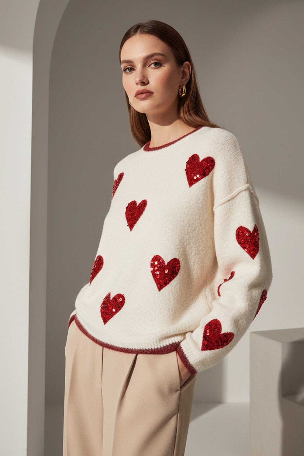 Πουλόβερ κρεμ με κόκκινες καρδιές παγιέτα σε άνετη γραμμή One Size μοντέλο Ellisargi Boutique
