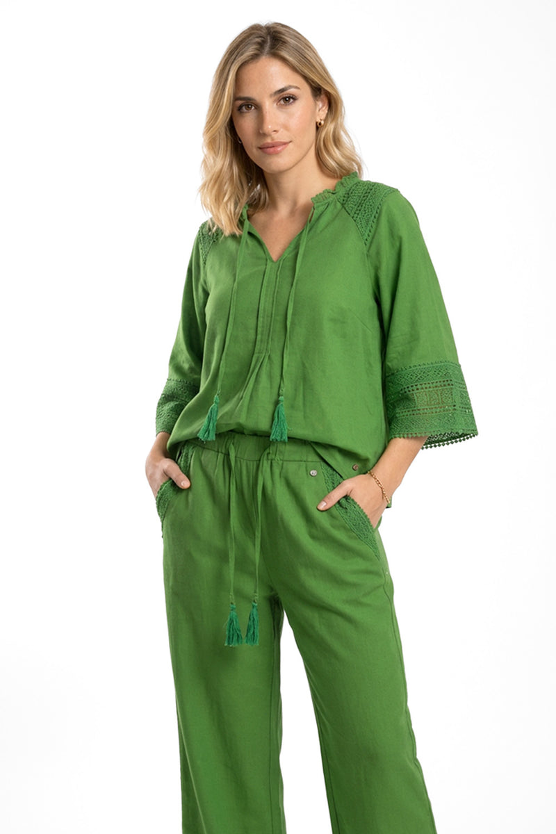 Πράσινο σετ γυναικείο με μπλούζα δαντέλα και παντελόνα με κορδόνι σε άνετη γραμμή