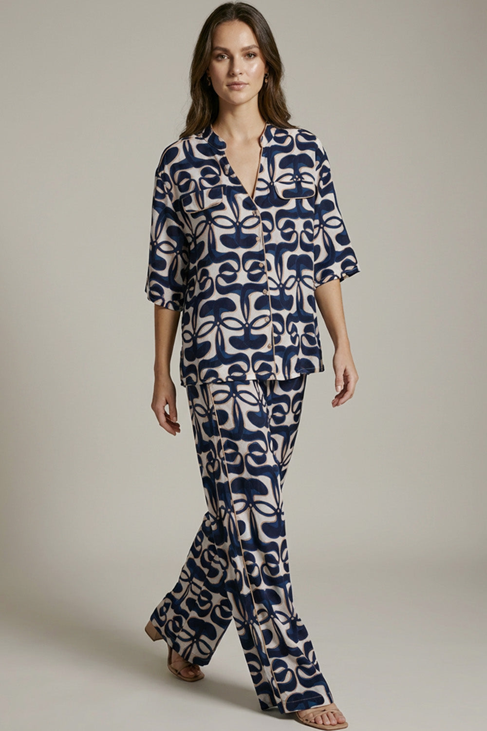 Printed σετ με πουκάμισο και παντελόνι σε εκρού και navy μοτίβο.