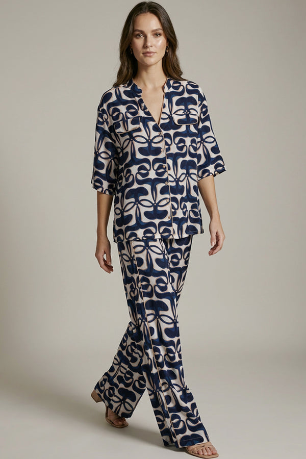 Printed σετ με πουκάμισο και παντελόνι σε εκρού και navy μοτίβο.