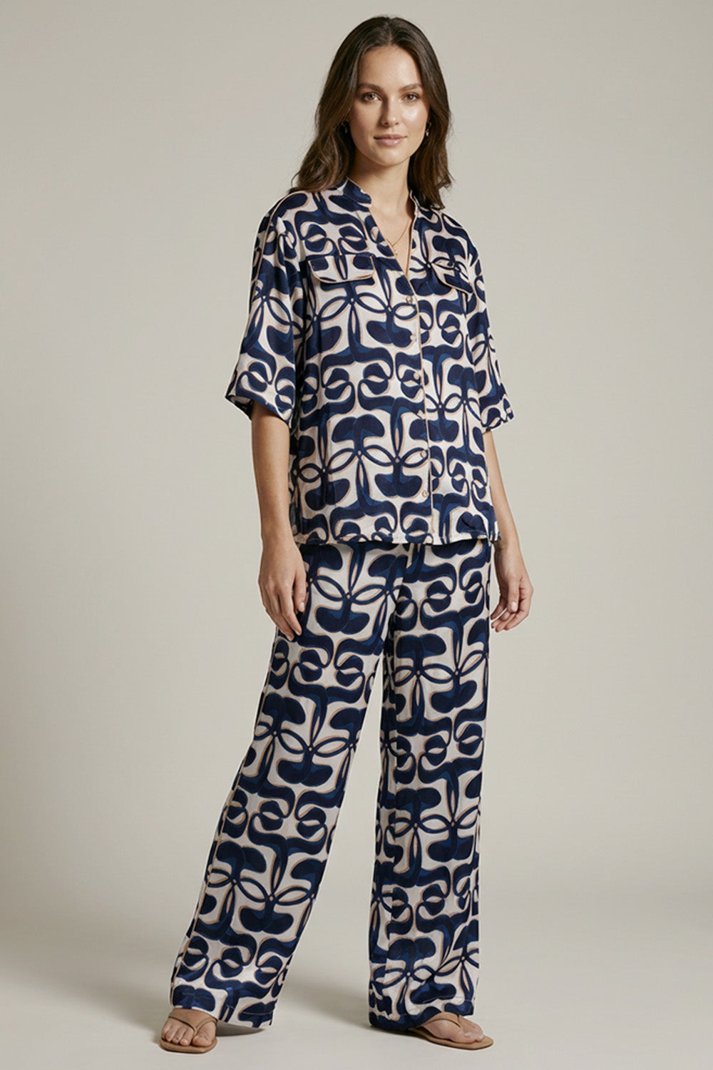 Printed σετ με πουκάμισο και παντελόνι σε εκρού και navy μοτίβο.