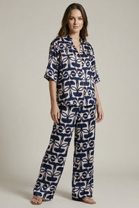Printed σετ με πουκάμισο και παντελόνι σε εκρού και navy μοτίβο.