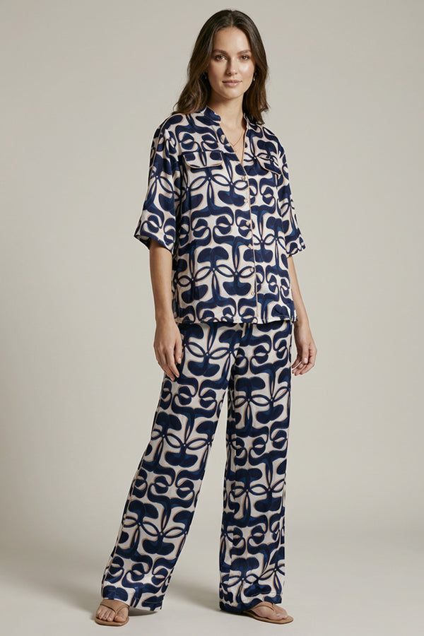Printed σετ με πουκάμισο και παντελόνι σε εκρού και navy μοτίβο.