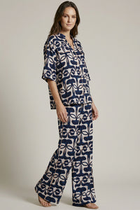Printed σετ με πουκάμισο και παντελόνι σε εκρού και navy μοτίβο.