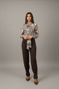 Ψηλόμεσο σοκολατί παντελόνι σε ίσια γραμμή με πατιλέτα και κουμπί στο τελείωμα